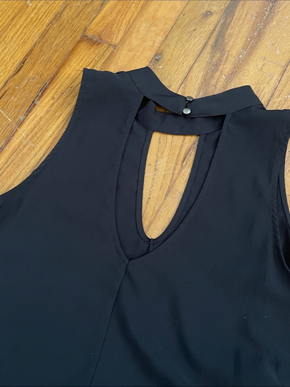 Black Sleeveless Keyhole Flowy Dress - Picture 4 of 4